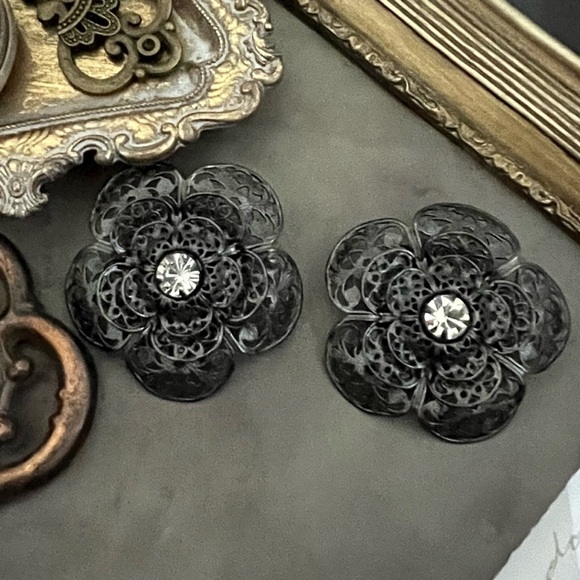 LES BERNARD • Vintage Filigree Black Flower Earrings - Picture 4 of 4